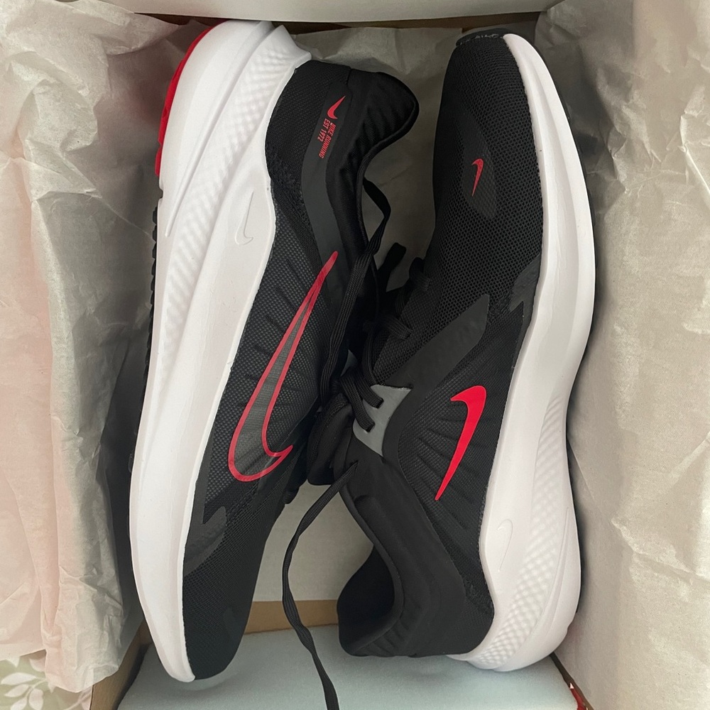 Nike quest 5 black university red/smoke grey